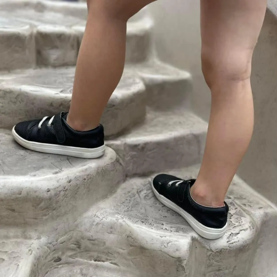 Black Sneaks
